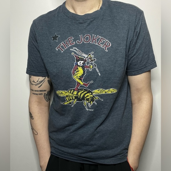The Joker T-shirt unisex size small joker riding a wasp - Picture 1 of 3